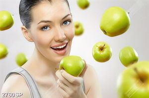 Tranh nghệ thuật cô gái bên những trái táo xanh treo spa