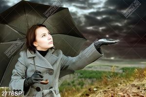 Tranh spa cô gái đưa tay hứng mưa