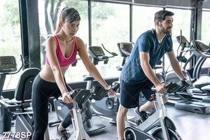 Tranh spa chàng trai cô gái đạp xe thể dục