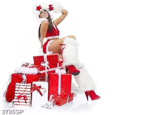 Tranh người mẫu noel bên những hộp quà đỏ treo spa