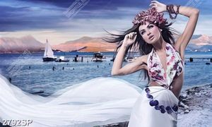Tranh người mẫu đứng tạp dáng bến bãi biển treo trang trí spa