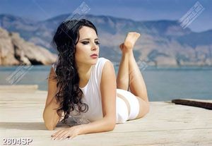 Tranh cô gái xinh đẹp treo spa