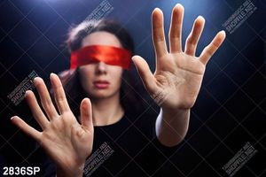 Tranh cô gái bị che mắt bởi chiếc khăn đỏ