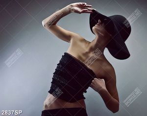 Tranh spa người mẫu tạo dáng nghệ thuật