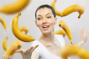 Tranh người đẹp và những trái chuối vàng nghệ thuật treo tường spa