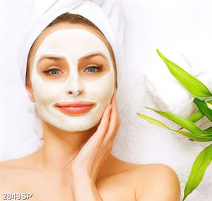 Tranh spa cô gái đắp mặt nạ làm đẹp
