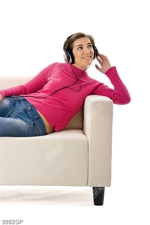 Tranh người đẹp ngồi trên sofa nghe nhạc