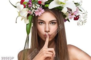 Tranh spa người đẹp với vòng hoa đội đầu