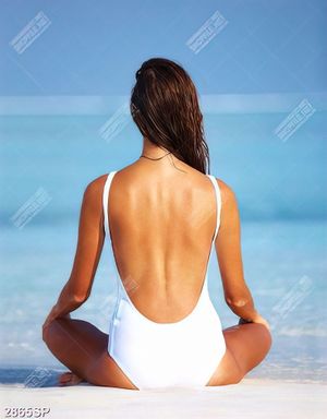 Tranh người đẹp quay lưng khoe vai trần