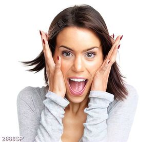 Tranh cô gái với gương mặt rạng rỡ treo tường spa