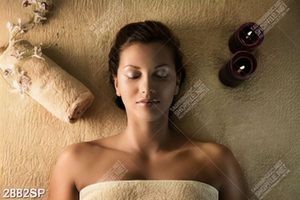 Tranh spa cô gái nằm thư giãn bên nến thơm