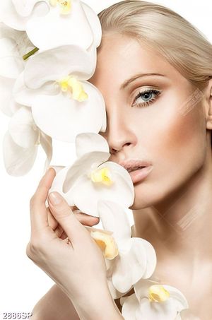 Tranh in uv người đẹp bên cành hoa lan trắng