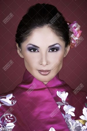 Tranh cô gái với gương đẹp cuốn hút treo spa