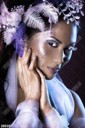 Tranh cô người mẫu make up nghệ thuật treo tường spa
