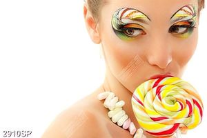 Tranh người đẹp ngậm kẹo mút cầu vòng in uv