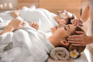 Tranh cô gái và chàng trai nằm thư giãn trong spa