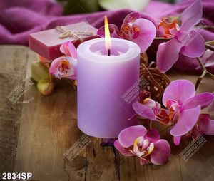 Tranh ngọn nến tím trên bàn gỗ treo spa