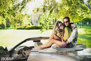 Tranh cặp đôi ôm nhau ngồi trên xe ô tô