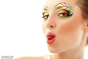Tranh cô gái với đôi mắt make up nghệ thuật treo spa