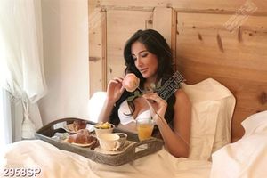 Tranh cô gái xinh đẹp ngồi bên bàn điểm tâm sáng