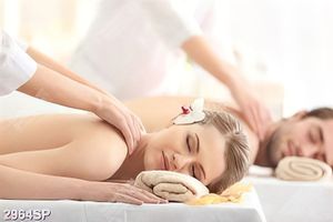 Tranh cô gái nằm mát xa trong spa