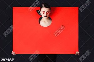 Tranh cô gái bên tấm bảng đỏ nổi bật treo spa