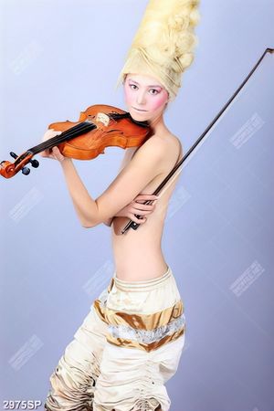 Tranh spa người mẫu bán khỏa thân bên đàn violon