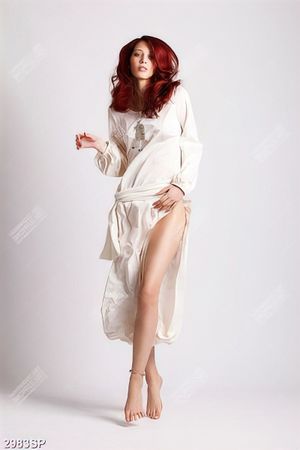Tranh spa cô gái mặc váy khoe đôi chân thon dài
