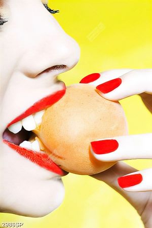Tranh spa cô gái đôi môi đỏ cắn trái cây