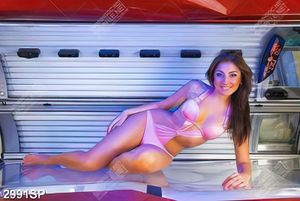 Tranh người đẹp mặc bikini gợi cảm treo spa