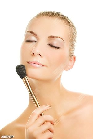 Tranh người đẹp nhắm đôi mắt bên chiếc cọ