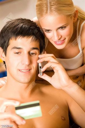 Tranh spa cặp đôi chăm chú nghe điện thoại