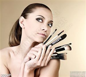 Tranh spa cô gái và cọ