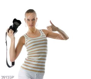 Tranh cô gái trẻ cầm máy ảnh treo spa