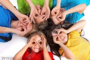Tranh gia đình vui nhộn treo trang trí tường