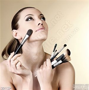 Tranh cô gái cầm cọ trang điểm jpg