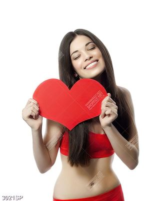 Tranh người đẹp cầm trái tim đỏ