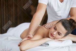 Tranh người đẹp nằm mát xa lưng treo spa