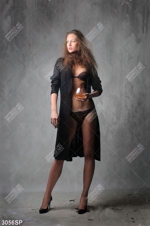Tranh spa người mẫu bikini cầm ly rượu vang