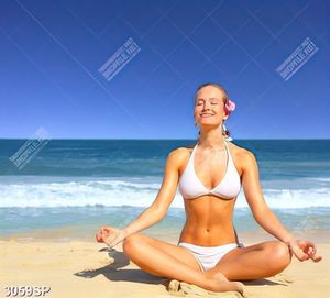 Tranh người đẹp bikini ngồi trên bãi cát treo trang trí spa