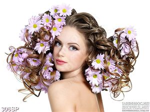 Tranh đẹp cô gái cuộn tóc cùng hoa cúc