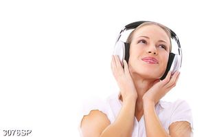 Tranh cô gái trẻ nghe headphone