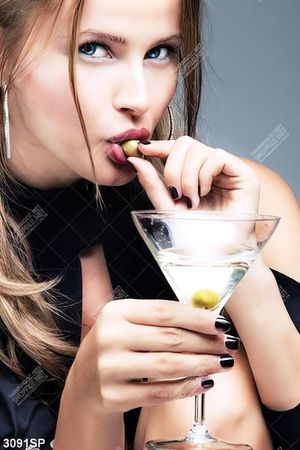 Tranh spa người đẹp uống coktail