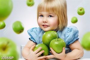 Tranh spa cô bé dễ thương bên những trái táo xanh