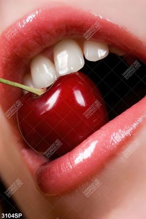 Tranh spa đôi môi cắn trái cherry đỏ
