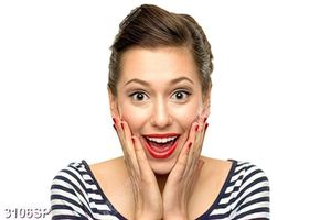 Tranh cô gái với gương mặt rạng rỡ treo tường spa