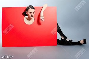 Tranh spa cô nàng bên tấm bảng đỏ