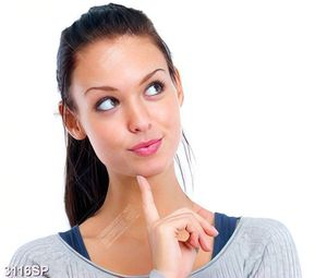 Tranh cô gái với đôi mắt tô tròn treo spa