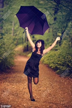 Tranh spa cô gái che dù trong khu rừng xanh