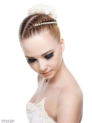Tranh cô gái với mái tóc tết xinh đẹp